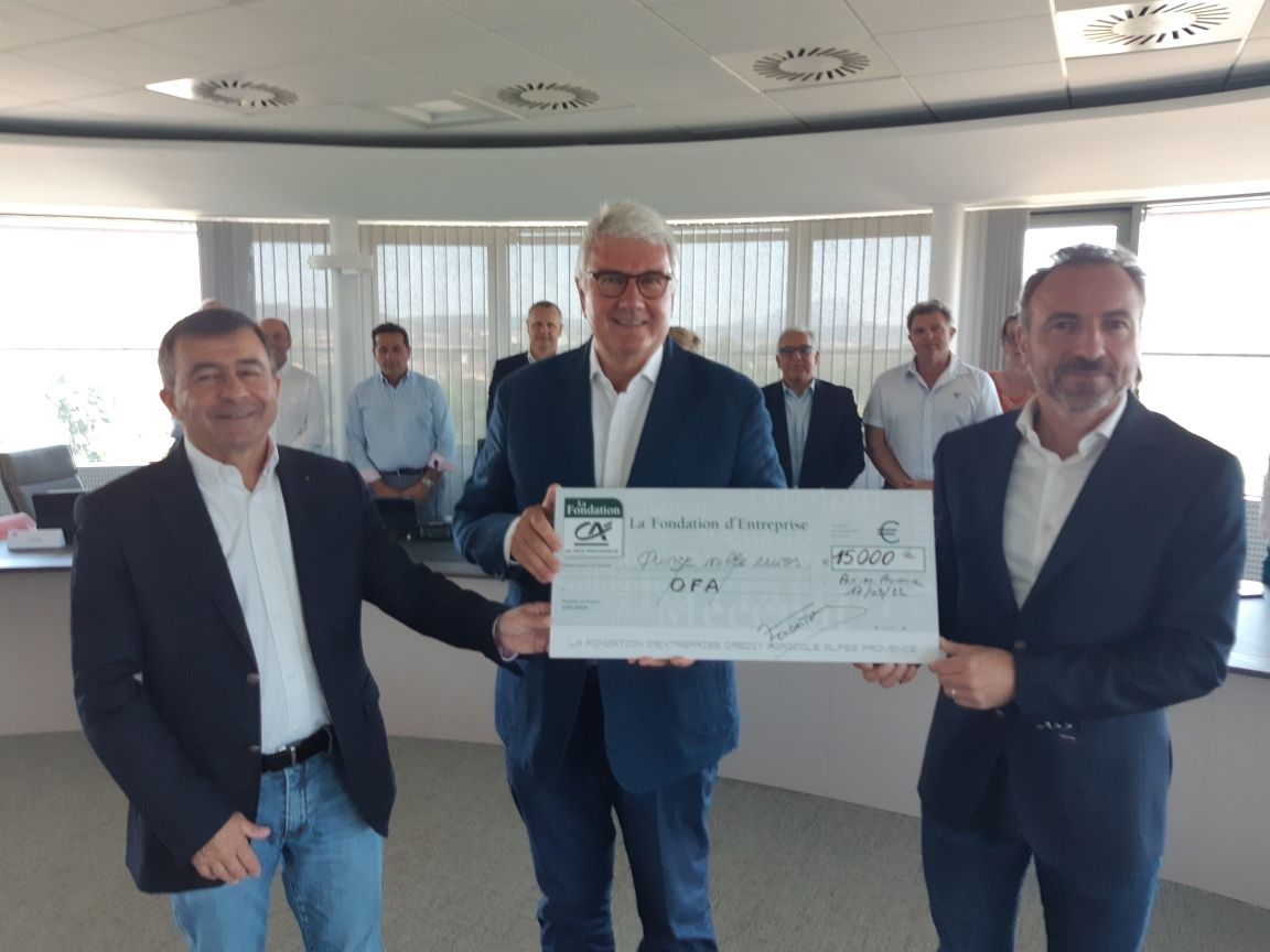 Remise de chèque à Thierry Dufresne, Président de l'Observatoire Français d'Apidologie (OFA) par Franck ALEXANDRE, Président du Conseil d'administration et Serge Magdeleine, Directeur Général. 