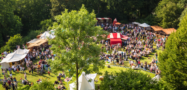 grand terrain avec des chapiteaux pour festivaliers