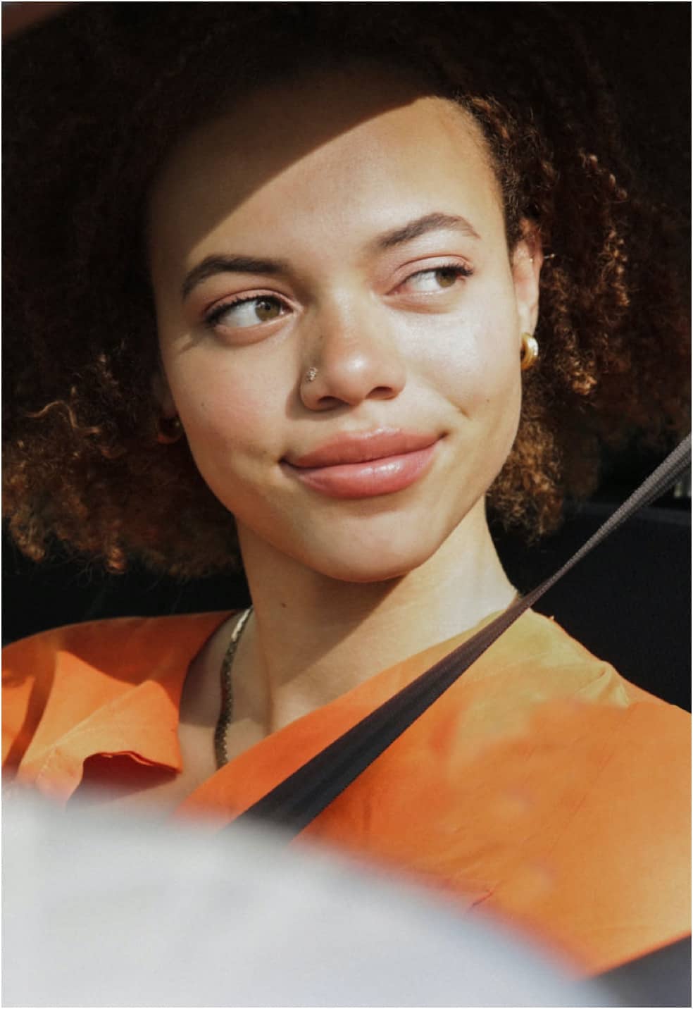 Jeune femme en voiture