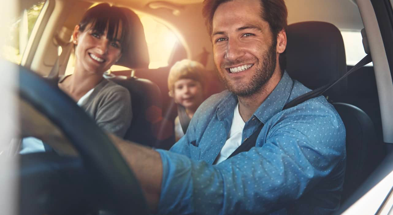 Fammille heureuse en voiture