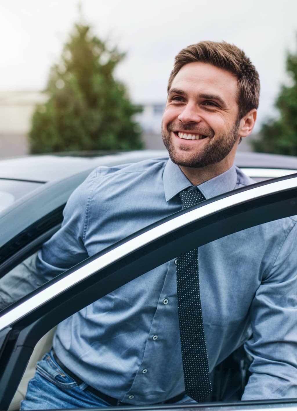 Jeune femme en voiture